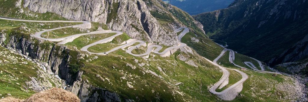 I tornanti della TREMOLA, la famosa strada vecchia fatta di sanpietrini.