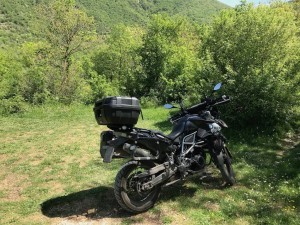 La moto parcheggiata in una radura