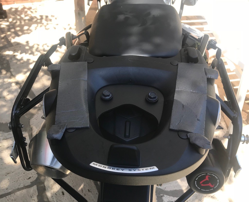 Strisce di neoprene su telaio GIVI